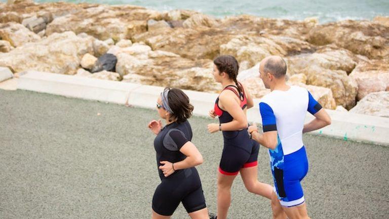 רצים מתאמנים לאורך קו החוף בפרוטארס עם נוף לים התיכון