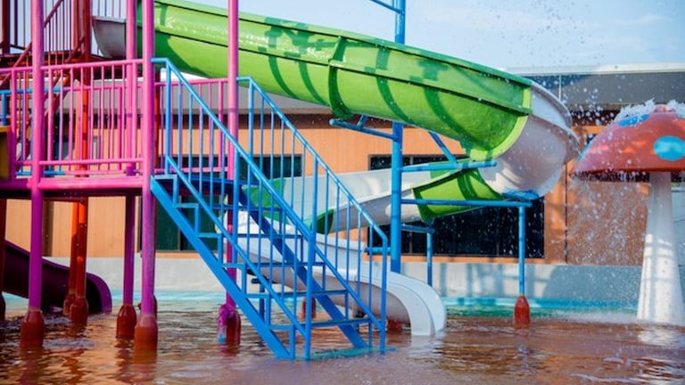 מגלשות מים צבעוניות בפארק מים מוארות בשמש - WaterWorld איה נאפה