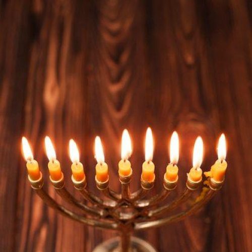 נרות שבת דולקים על שולחן - שבת עם בית חב"ד באזור פרוטארס ואיה נאפה
