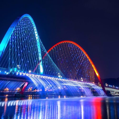 מופע מזרקות רוקדות מוארות בצבעי הקשת בשמי הערב - חוויה דומה למופע Magic Dancing Waters בפרוטארס