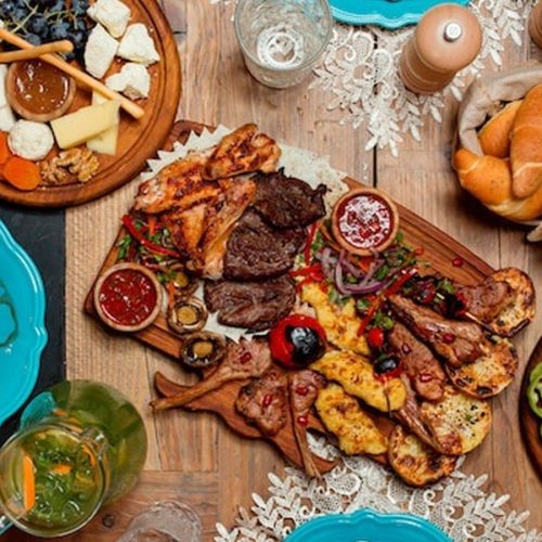מזה בשרים קפריסאי על השולחן בטברנה בפרוטארס - שיפודים, בשר על הגריל ומנות פתיחה