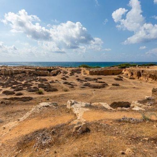מבט מגבוה על חוף ים בקפריסין עם מים צלולים - אזור המלונות של פרוטארס