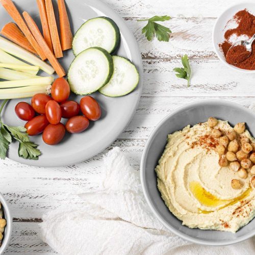 מגש חומוס עם ירקות טריים וטחינה בסגנון ים תיכוני טבעוני