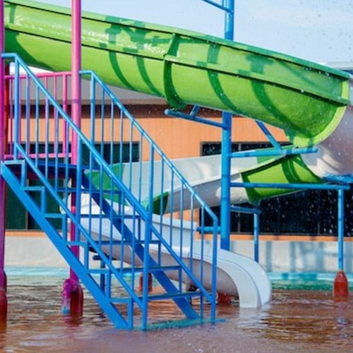 מגלשות מים צבעוניות בפארק מים מוארות בשמש - WaterWorld איה נאפה